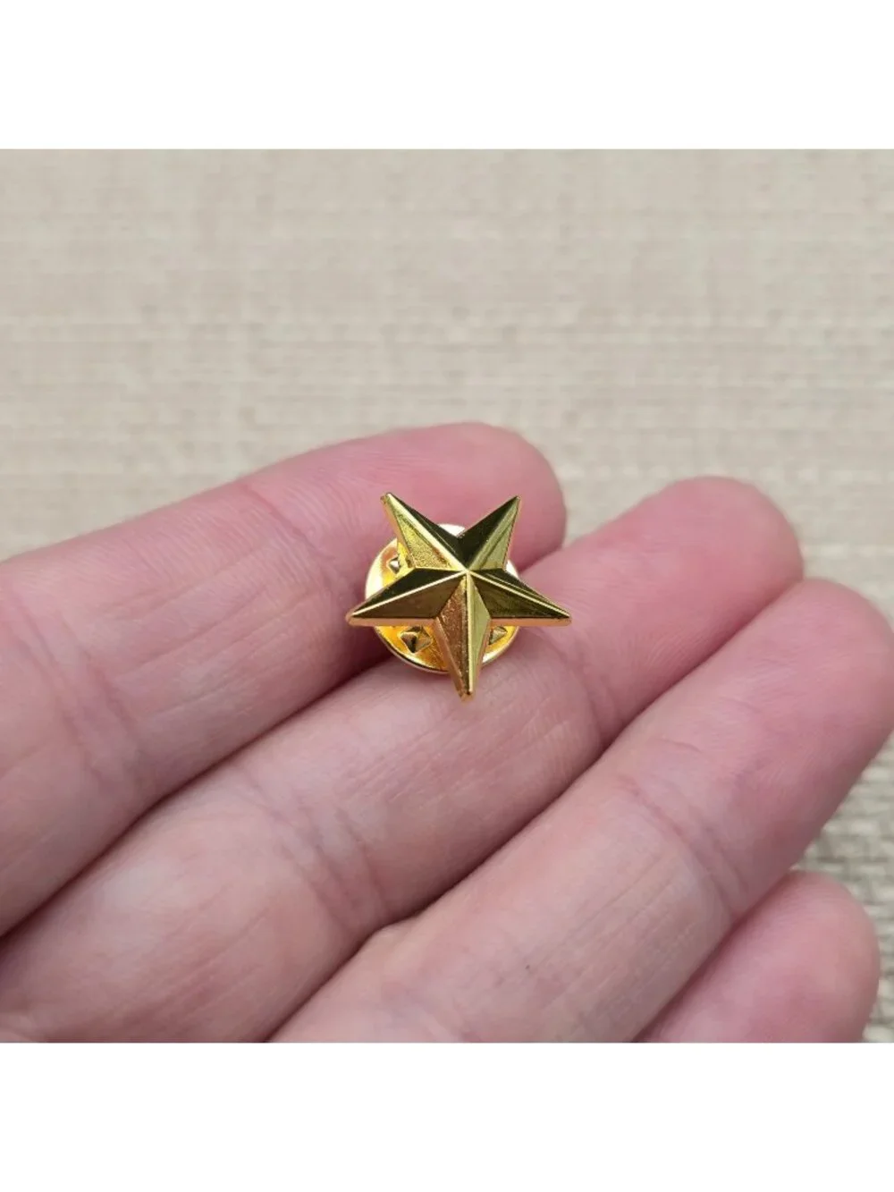 Minimalist 3D Faceted Gold Star Lapel Pin | Classic Metallic Badge Accent A8512